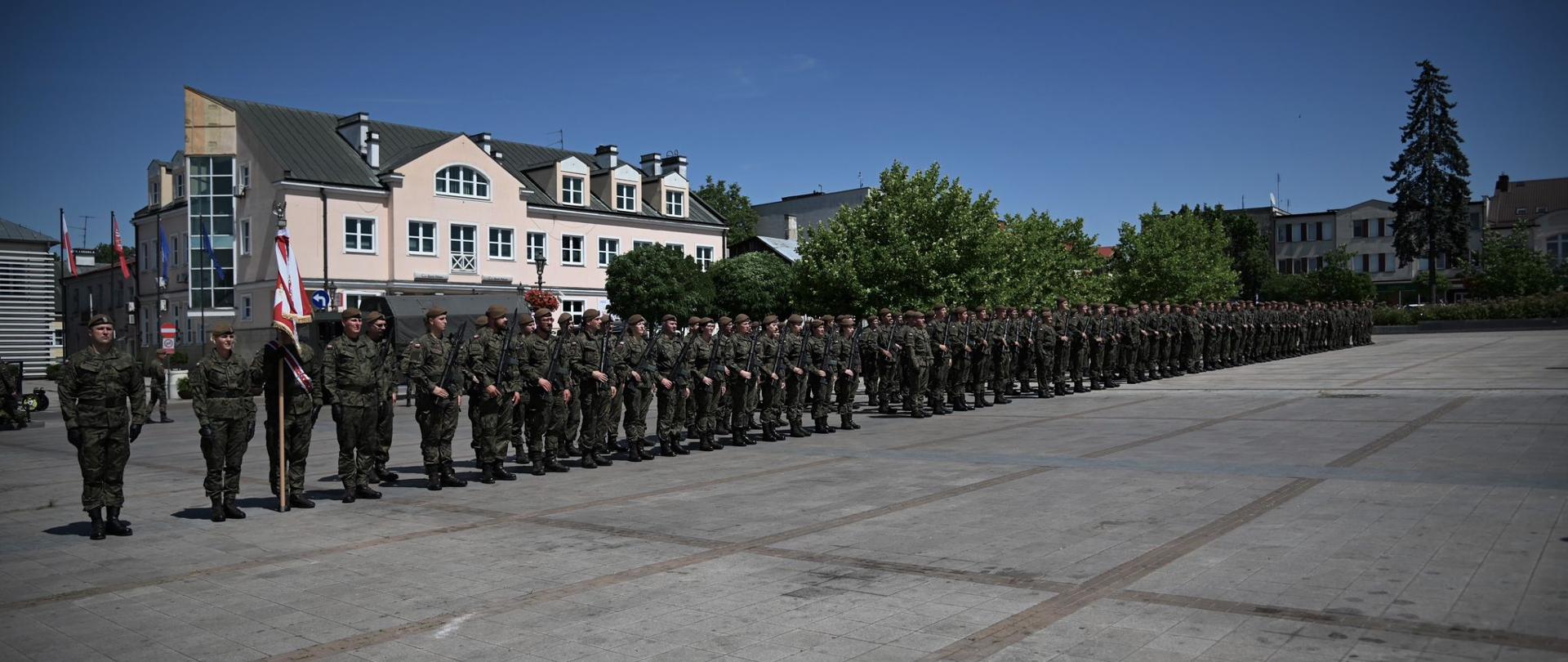 Żołnierze 5 Mazowieckiej Brygady Obrony Terytorialnej składający przysięgę