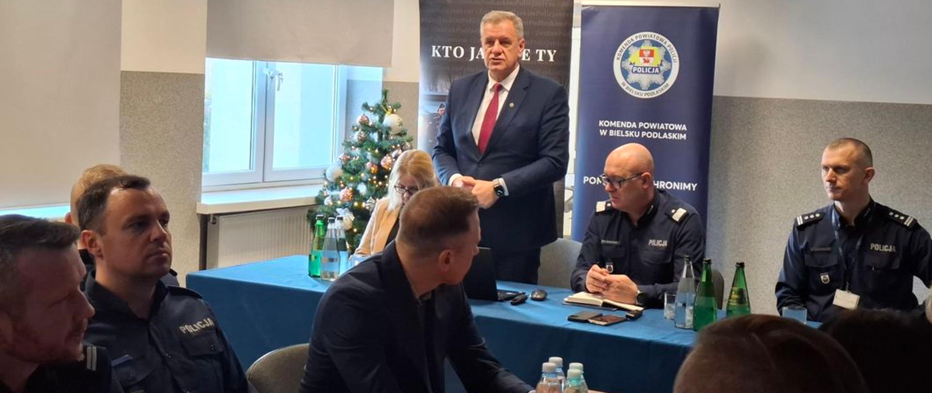 Starosta bielski Sławomir Snarski na odprawie podsumowującej rok pracy Komendy Powiatowej Policji w Bielsku Podlaskim