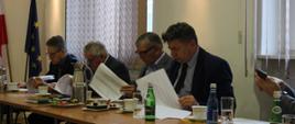 Uczestnicy rozmawiają podczas przeglądają otrzymaną dokumentację