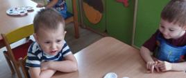Dzieci siedzą w ławkach, za chwilę zaczniemy malowanie