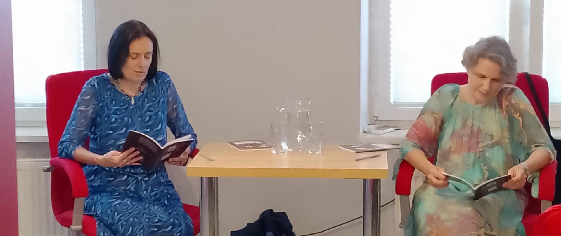 na zdjęciu: dwie poetki Joanna Czajkowska i Katarzyna Wielgus czytające swoje utwory podczas wieczoru autorskiego