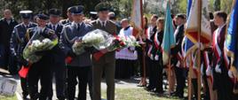 Poszczególne delegacje składają kwiaty - delegacja służb mundurowych z Powiatu Hajnowskiego