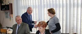 Starosta Hajnowski wręcza nominację członkom Powiatowej Społecznej Rady 