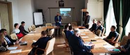 Zdjęcie przedstawia Starostę Przasnyskiego otwierającego spotkanie rolników z terenu powiatu przasnyskiego oraz przedstawicielami Fundacji Technology Partners oraz Politechniki Warszawskiej. Zdjęcie wykonano na sali konferencyjnej w siedzibie Starostwa Powiatowego w Przasnyszu.