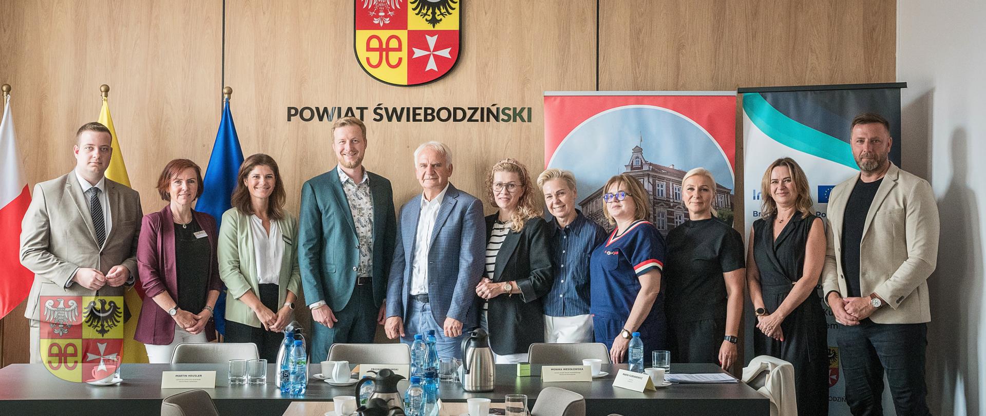 ludzie wewnątrz