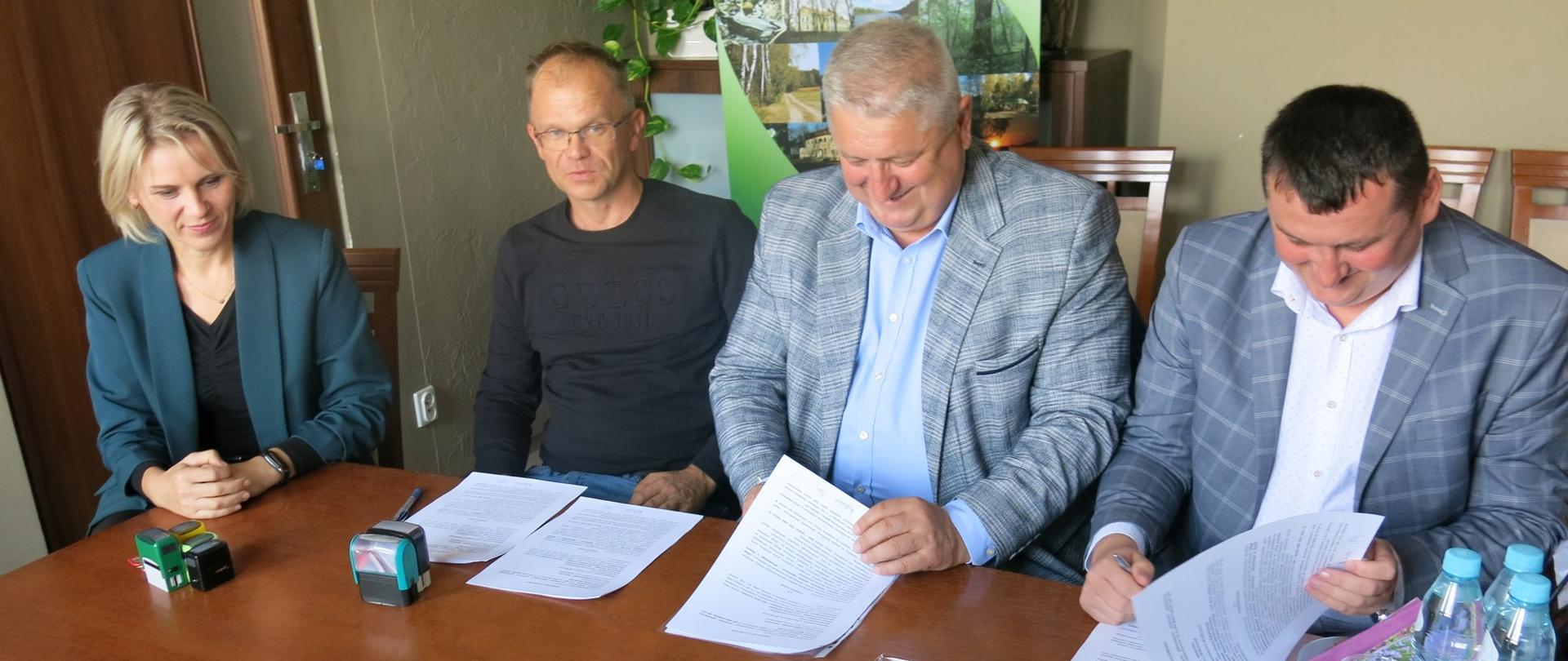 Od lewej: A.Sulińska skarbnik, T.Siedlanowski wykonawca, J.Kobyliński starosta, M.Michaluk wicestarosta