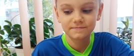Chłopczyk prezentuje efekty pracy z masą solną