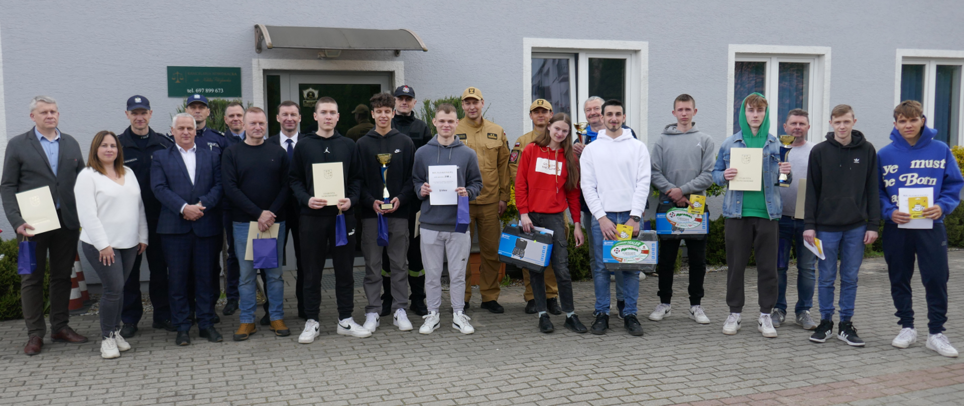 Uczestnicy i organizatorzy Powiatowych Eliminacji Warmińsko-Mazurskiego Młodzieżowego Turnieju Motoryzacyjnego