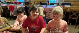 Dzieci w trakcie robienia pierniczków