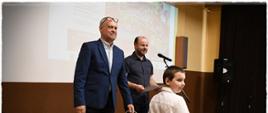 Moment wręczenia nagród uczestnikom konkursu