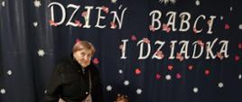 Dzieci pozują do zdjęcia z dziadkami i babciami
