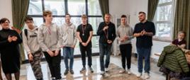 Nagrodzeni medalami pozują do zdjęcia