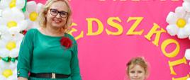 Dyrektor Ewelina Dorota Durzyńska pozuje do zdjęcia z absolwentami przedszkola