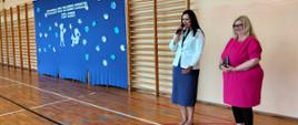 Od lewej pani wójt gminy Łabowa przemawia do mikrofonu, obok stoi pani dyrektor szkoły