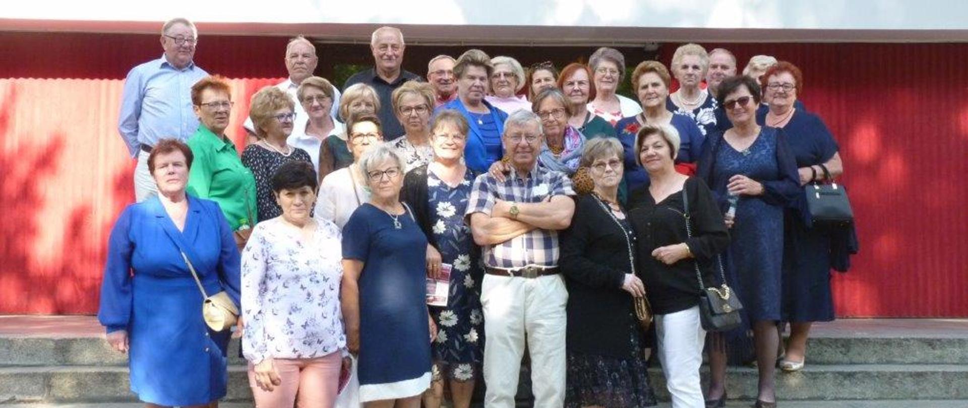 Grupa starszych osób na schodach