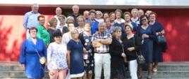 Grupa starszych osób na schodach