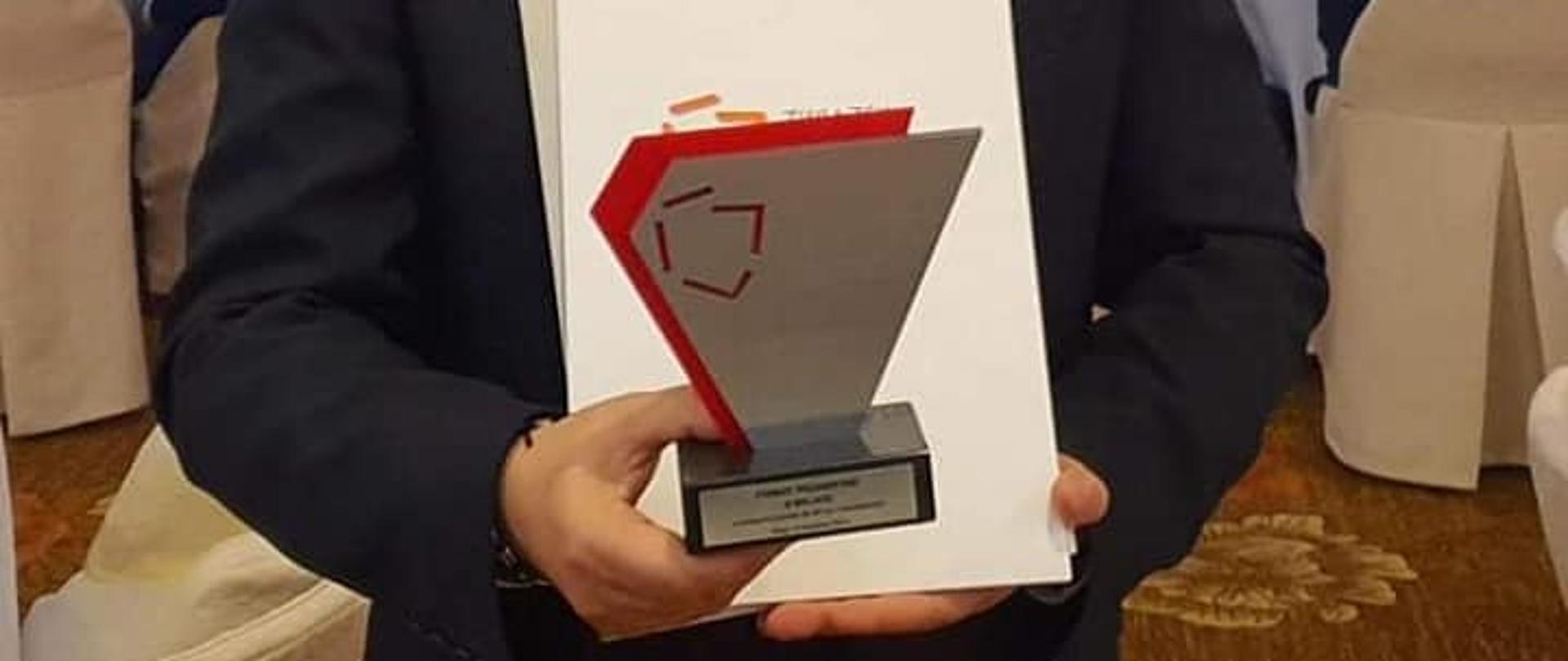 Zdjęcie wykonano podczas Zgromadzenia Ogólnego Związku Powiatów Polskich w obecności starostów z całej Polski, Na zdjęciu Starosta Powiatu Przasnyskiego Krzysztof Bieńkowski Starosta Przasnyski trzyma w dłoniach wyróżnienie oraz nagrodę.