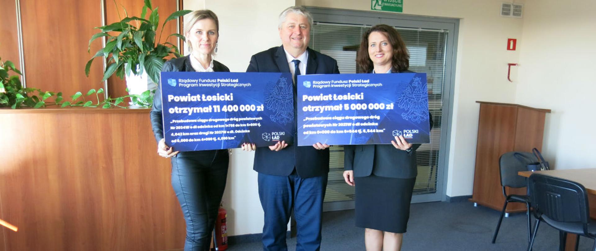 Od lewej A. Sulińska Skarbnik Powiatu Łosickiego, J. Kobyliński Starosta Powiatu Łosickiego, U. Sadowska Wiceprzewodnicząca Rady Powiatu 
