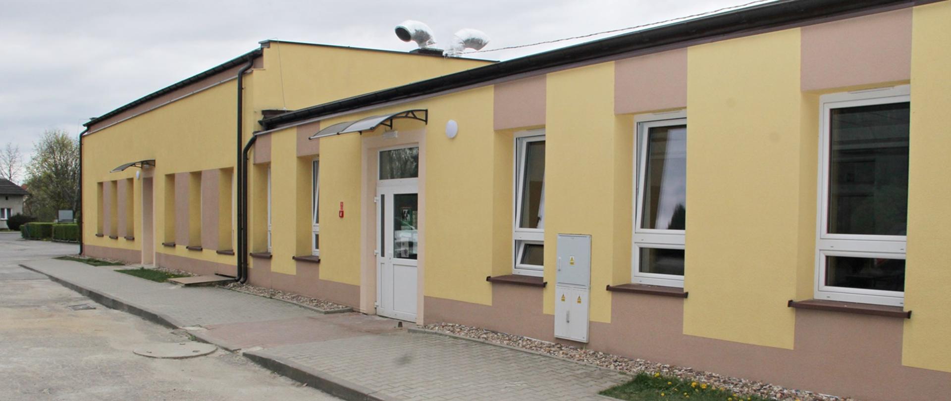 Gmach budynku C jest w kolorze żółto-brązowym, to obiekt jednopiętrowy