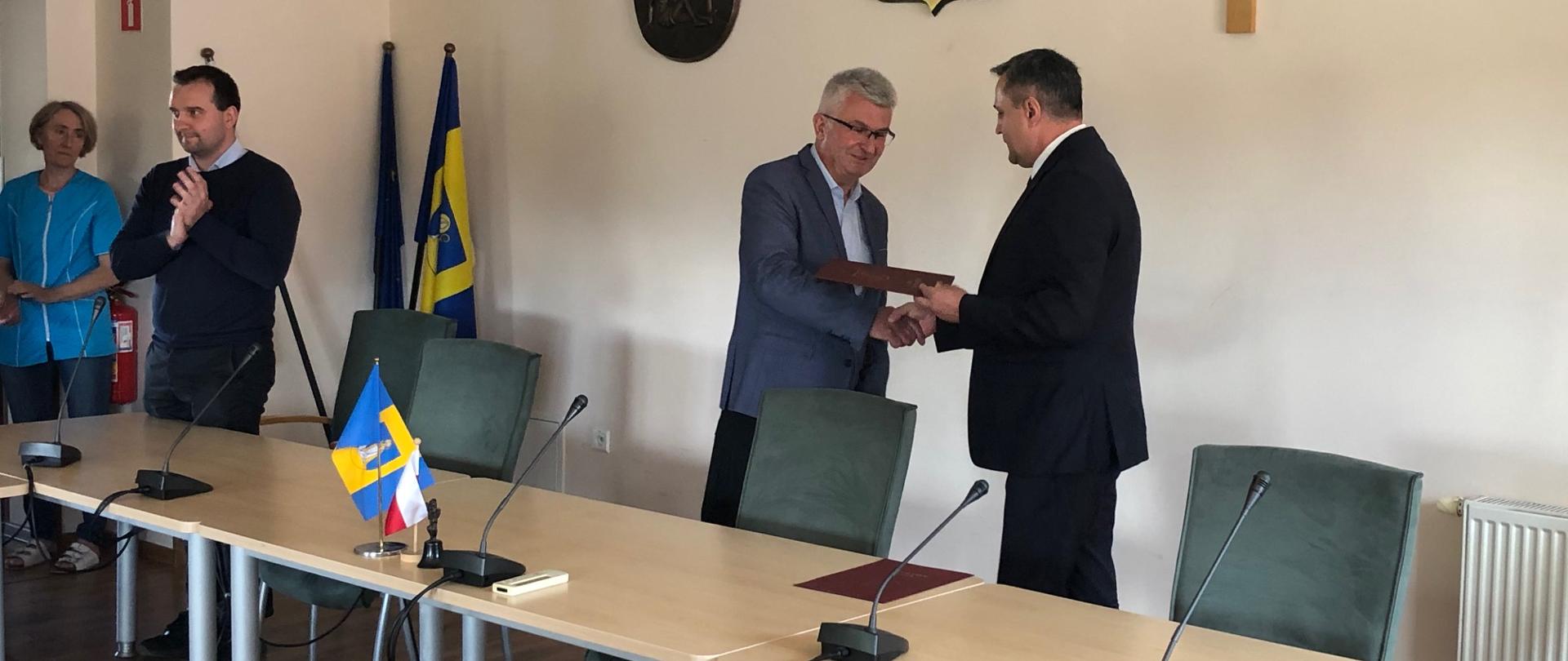 Zdjęcie przedstawia na sali obrad w Urzędzie Wójta Gminy Tomasza Rajce wręczającego akt powołania na Zastępcę wójta panu Mieczysławowi Kurek