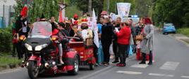 Dzieci oraz dorośli maszerują ulicami przebrani za postacie z bajek