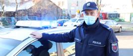 Nowy radiowóz Kia Niro prezentowany przez st. sierż. Mateusza Hendela z KPP w Końskich