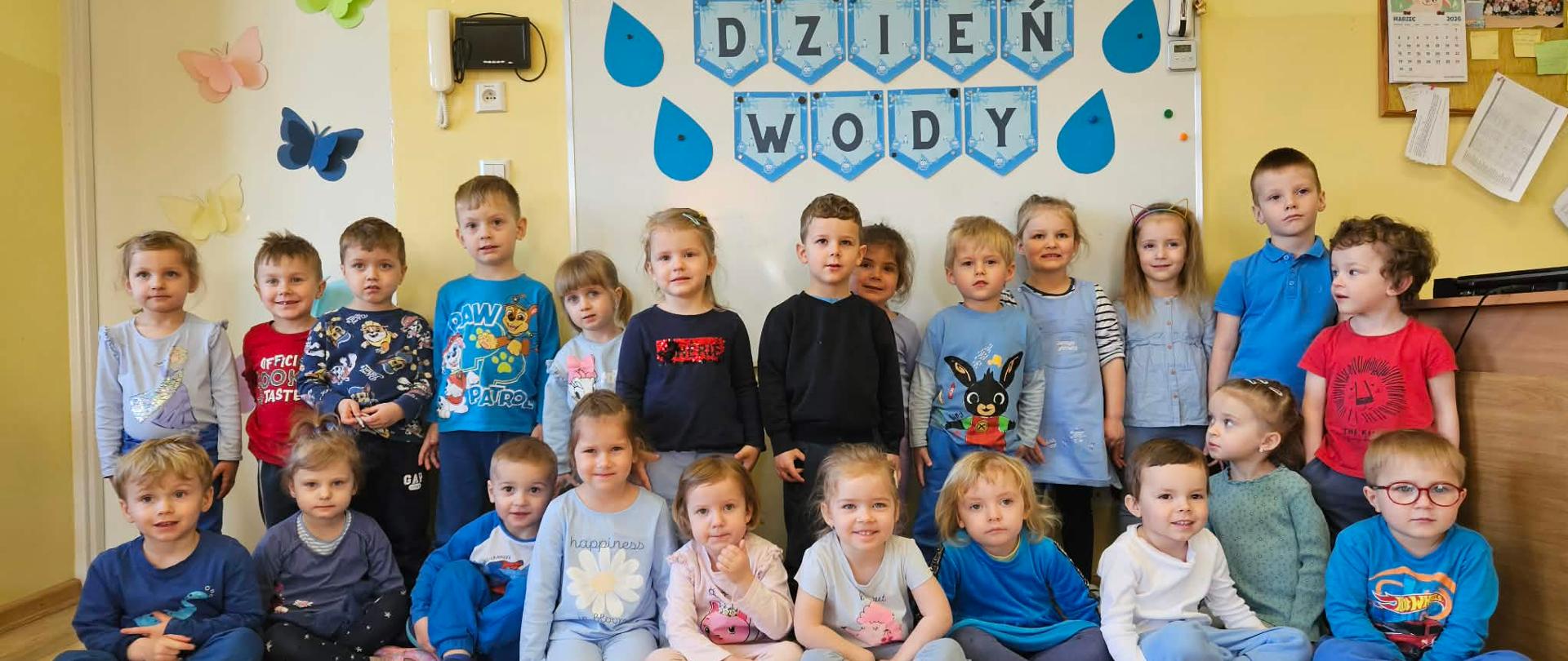 Grupa dzieci podczas świętowania Dnia Wody