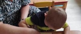 W trakcie malowania - dzieci wspierają Panie nauczycielki