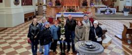 Uczestnicy Klubu "Senior+", w Kościele w Różanymstoku, prezentujący wykonaną palmę wielkanocną