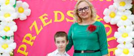 Dyrektor Ewelina Dorota Durzyńska pozuje do zdjęcia z absolwentami przedszkola