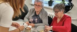 seniorzy podczas przygotowywania różnych dań