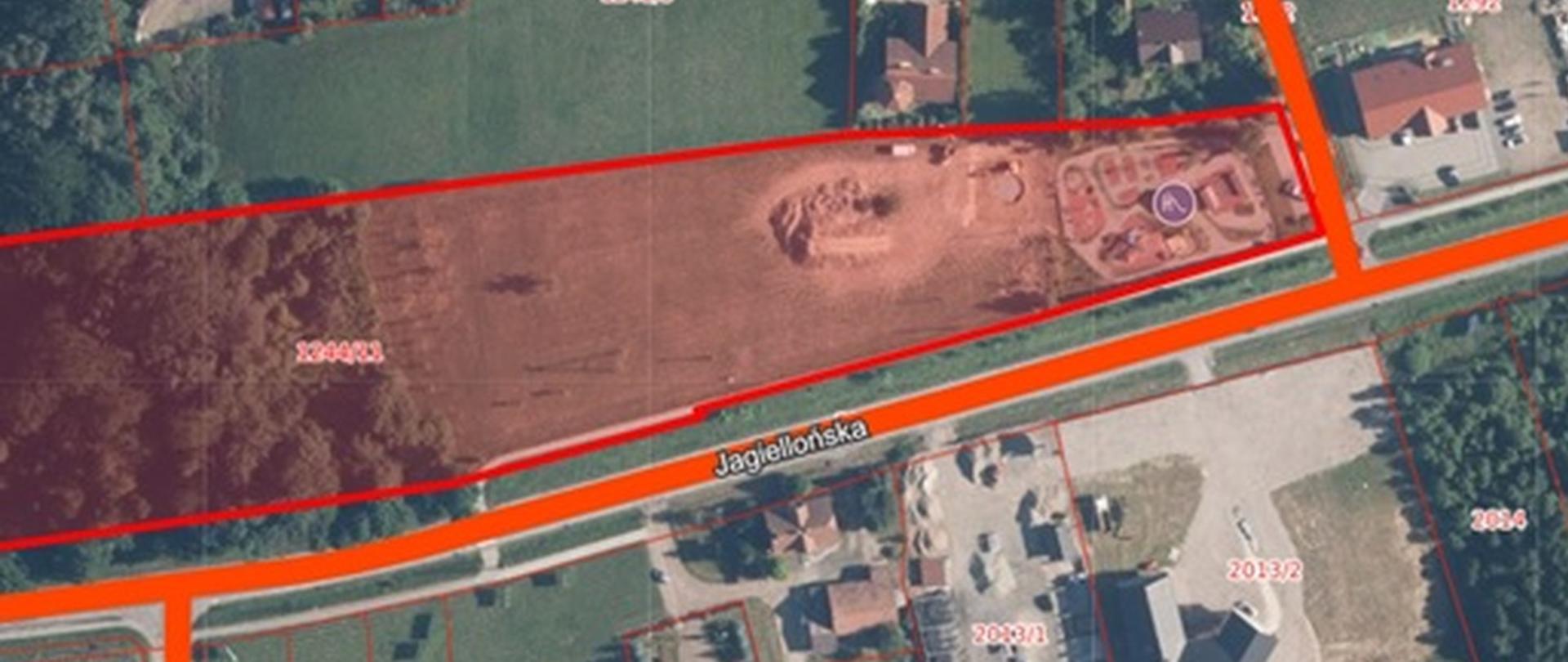 Fragment ortofotomapy z zaznaczoną na czerwono działką pomiędzy ulicami Jagiellońską i Polną w Kalwarii.
