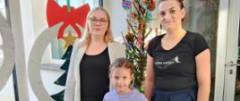 Nauczycielki oraz zaangażowane przedszkolaki pozują do wspólnego zdjęcia
