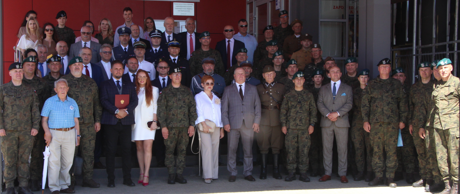 zdjęcie grupowe z uczestnikami uroczystego apelu z okazji włączenia nowych pododdziałów w struktury 2. Brygady Pancernej Legionów 1. Dywizji Piechoty Legionów im. Marszałka Józefa Piłsudskiego