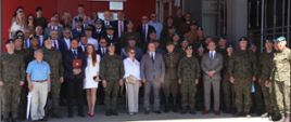 zdjęcie grupowe z uczestnikami uroczystego apelu z okazji włączenia nowych pododdziałów w struktury 2. Brygady Pancernej Legionów 1. Dywizji Piechoty Legionów im. Marszałka Józefa Piłsudskiego