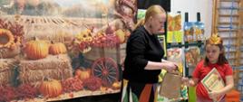 Moment wręczenia nagród i dyplomów dzieciom