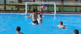 Uczestnicy zawodów w basenie biorą udział w konkurencjach sportowych - zawody piłkarskie