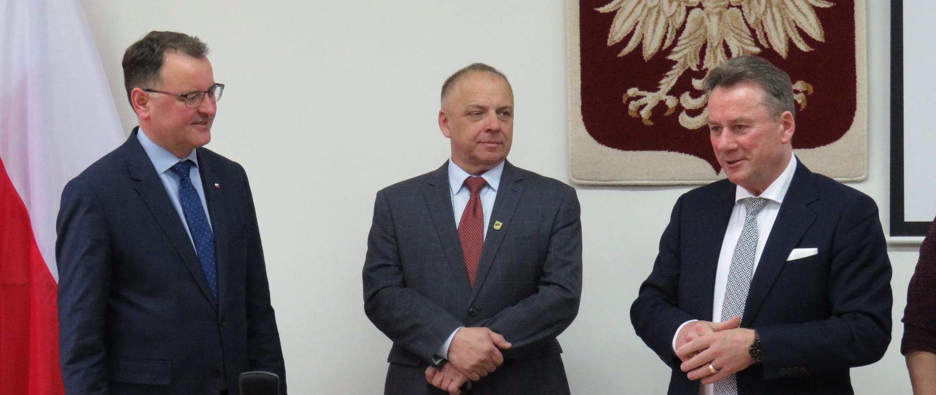 Minister Arkadiusz Czartoryski, Krzysztof Skwarek - przewodniczący rady gminy oraz wójt gminy Waldemar Sabak