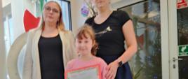Nauczycielki oraz zaangażowane przedszkolaki pozują do wspólnego zdjęcia