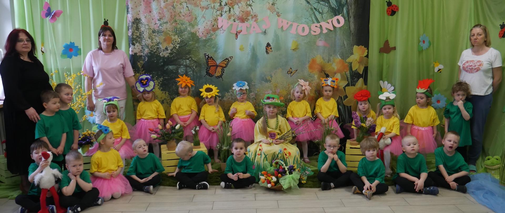 3 dorosłe osoby i grupa dzieci