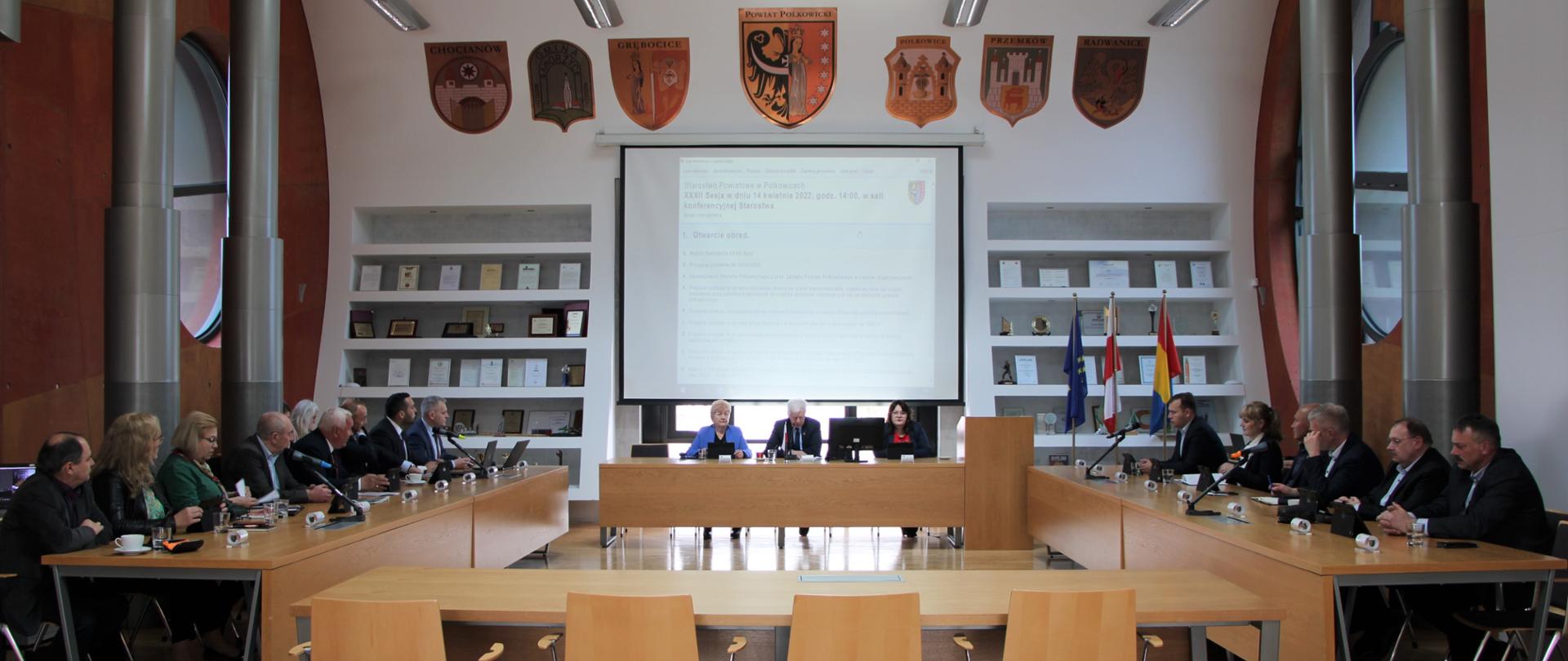 Radni Powiatu Polkowickiego obradują podczas sesji 