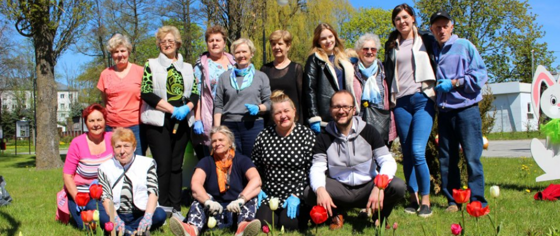 Członkowie Klubu Senior+ na zdjęciu grupowym w parku