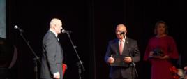 Starosta Andrzej Skiepko wręcza gratulacje
