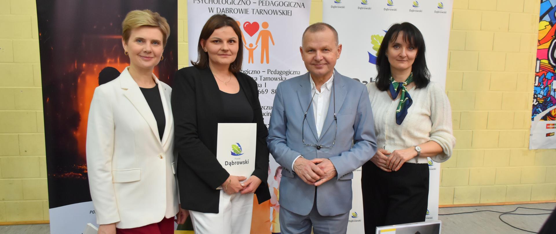 Na zdjęciu Starosta Dąbrowski, Dyrektor Poradni Psychologiczno-Pedagogicznej i Naczelnik Wydziału REZ w Starostwie Powiatowym wraz z Zastępcą