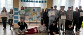 Uczniowie klasy 8 prezentują swoje plakaty związane z obchodami Światowego Dnia Wody