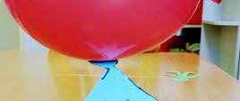 Eksperymenty - moment elektryzowania balonu