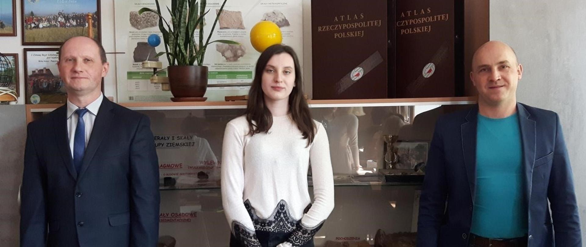 Na zdjęciu trzy osoby. Od lewej Dyrektor Liceum pan Jacek Nawrocki, w środku Natalia Janas, po prawej pan Sebastian Styczyński nauczyciel geografii opiekun 