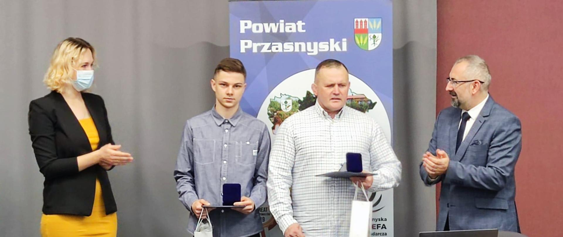 Zdjęcie wykonano podczas 50 Sesji Rady Powiatu Przasnyskiego na sali konferencyjnej w Centrum Aktywizacji Biznesu w budynku Starostwa Powiatowego w Przasnyszu. Fotografia przedstawia od lewej: Przewodnicząca Rady Katarzyna Wróblewska, Jakub Bońkowski, Cezary Pykała, Starosta Przasnyski Krzysztof Bieńkowski.