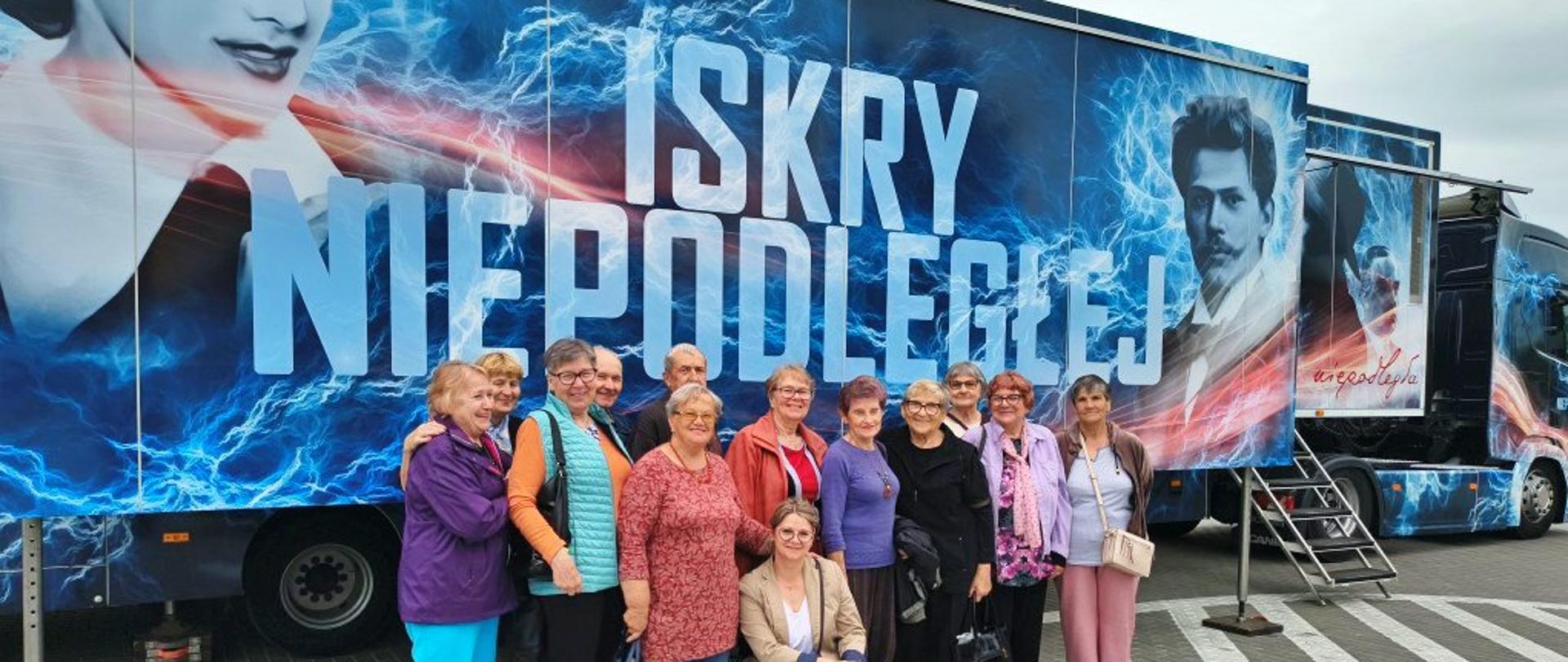 seniorzy uczestniczą w pokazie multimedialnym