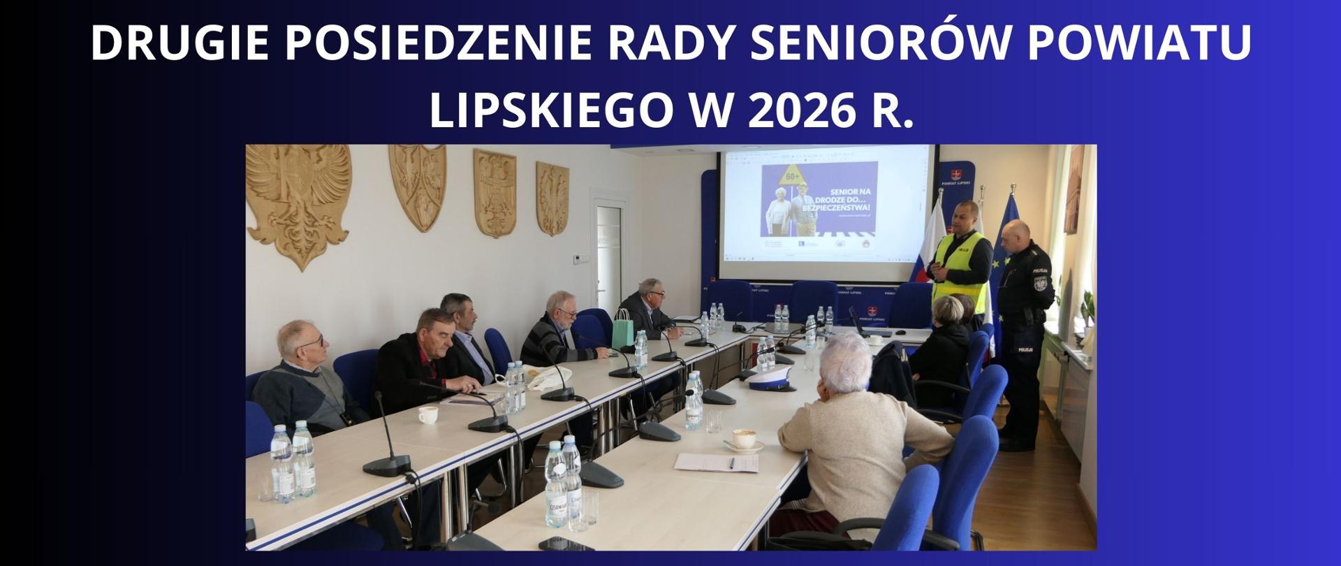 Granatowe tło z białym napisem "Drugie posiedzenie Rady Seniorów Powiatu Lipskiego w 2026 r.". Pod napisem zdjęcie ze spotkania z wizerunkiem członków Rady oraz dwóch policjantów przeprowadzających spotkanie. 